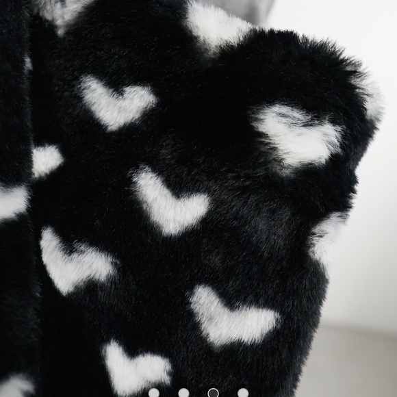 NEW Women’s Skinny Dip Black Fluff Heart Tote Bag - Picture 5 of 9